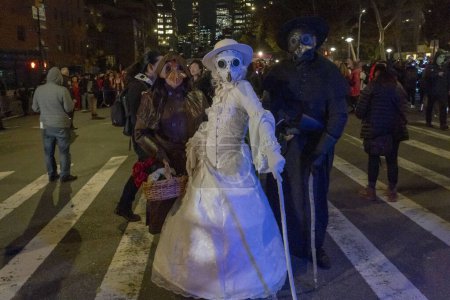 Téléchargez les photos : 2023 Défilé d'Halloween à New York. 31 octobre 2023, New York, New York, États-Unis : Des fêtards déguisés participent au 50e défilé annuel d'Halloween du village de New York sur le thème Upside / Down : Inside / Out - en image libre de droit