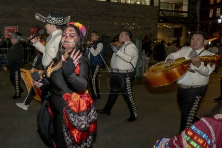 Foto de 2023 Desfile de Halloween de Nueva York. 31 de octubre de 2023, Nueva York, Nueva York, Estados Unidos: Miembros de una banda de Mariachi participan en el 50º Desfile Anual de Halloween de la Ciudad de Nueva York con el tema Upside / Down: Inside / Out - Imagen libre de derechos