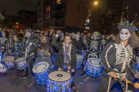 Foto de 2023 Desfile de Halloween de Nueva York. 31 de octubre de 2023, Nueva York, Nueva York, Estados Unidos: Miembros de la banda de percusión Fogo Azul tocan en el 50º Desfile Anual de Halloween de la Ciudad de Nueva York con el tema Upside / Down: Inside / Out - Imagen libre de derechos