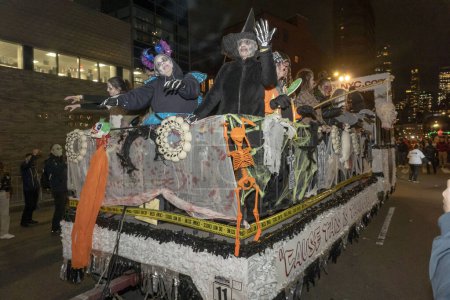 Foto de 2023 Desfile de Halloween de Nueva York. 31 de octubre de 2023, Nueva York, Nueva York, Estados Unidos: Reveladores vestidos con carrozas de paseo de disfraces durante el 50º Desfile Anual de Halloween de la Ciudad de Nueva York con el tema Upside / Down: Inside / Out - Imagen libre de derechos