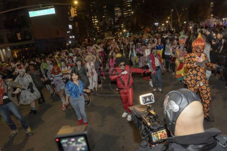 Foto de 2023 Desfile de Halloween de Nueva York. 31 de octubre de 2023, Nueva York, Nueva York, Estados Unidos: Reveladores vestidos como Michael Jackson y zombies recrean una actuación de Thriller durante el 50º Desfile Anual de Halloween de la Ciudad de Nueva York - Imagen libre de derechos