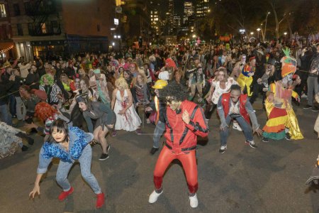 Téléchargez les photos : 2023 Défilé d'Halloween à New York. 31 octobre 2023, New York, New York, USA : Des fêtards déguisés en Michael Jackson et des zombies recréent une performance de Thriller lors du 50e défilé annuel d'Halloween du village de New York - en image libre de droit