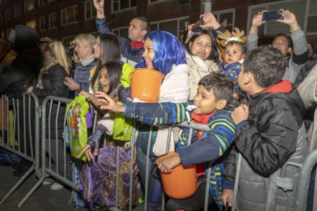 Foto de 2023 Desfile de Halloween de Nueva York. 31 de octubre de 2023, Nueva York, Nueva York, Estados Unidos: Niños con cubos de caramelo observan el 50º desfile anual de Halloween de la ciudad de Nueva York con el tema Upside / Down: Inside / Out - Imagen libre de derechos