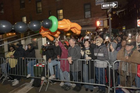 Téléchargez les photos : 2023 Défilé d'Halloween à New York. 31 octobre 2023, New York, New York, États-Unis : les spectateurs interagissent entre les mains de marionnettes lors du 50e défilé annuel d'Halloween du village de New York sur le thème Upside / Down : Inside / Out - en image libre de droit