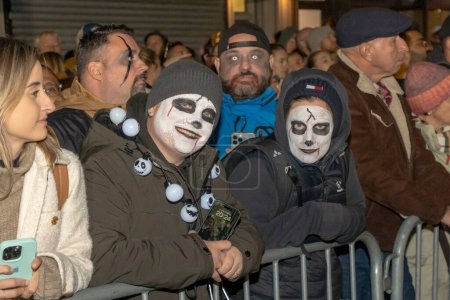 Téléchargez les photos : 2023 Défilé d'Halloween à New York. 31 octobre 2023, New York, New York, États-Unis : Des milliers de spectateurs certains en costumes regardent le 50e défilé annuel d'Halloween du village de New York sur le thème Upside / Down : Inside / Out - en image libre de droit