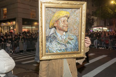 Téléchargez les photos : 2023 Défilé d'Halloween à New York. 31 octobre 2023, New York, New York, USA : Un fêtard déguisé en tableau Van Gogh d'un homme en chapeau de paille participe au 50e défilé annuel d'Halloween du village de New York - en image libre de droit