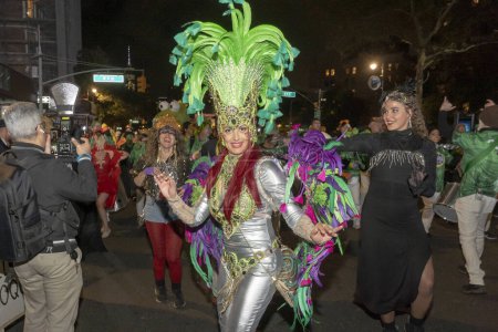 Téléchargez les photos : 2023 Défilé d'Halloween à New York. 31 octobre 2023, New York, New York, États-Unis : Les danseurs d'un groupe de samba se produisent au 50e défilé annuel d'Halloween du village de New York sur le thème Upside / Down : Inside / Out - en image libre de droit