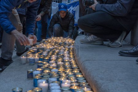 Foto de Vigilia a la luz de las velas para las víctimas de atentados terroristas en Israel. 1 de noviembre de 2023, Nueva York, Nueva York, Estados Unidos: Expatriados israelíes y simpatizantes encienden velas en una vigilia a la luz de las velas para las 1400 víctimas de los ataques terroristas de Hamás del 7 de octubre en Israel - Imagen libre de derechos
