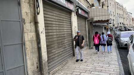 Foto de JERUSALEM (ISRAEL), 11 / 01 / 2023 - Las tiendas cerraron sus puertas en protesta contra el asesinato de niños en Gaza. Los conflictos entre Israel y Palestina comenzaron el 7 de octubre, cuando Hamás se infiltró en Israel - Imagen libre de derechos
