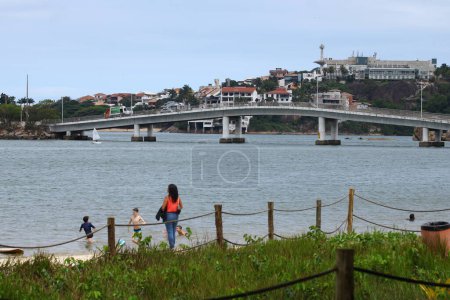 Foto de VITORIA (ES), Brasil 02 / 11 / 2023 - - Hay un buen movimiento de bañistas en la playa de Canto en Vitoria ES y también en Praia do Iate este jueves durante el Día de Todas las Almas (02) . - Imagen libre de derechos