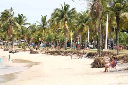 Téléchargez les photos : VITORIA (ES), Brésil 02 / 11 / 2023 - - Il y a un bon mouvement de baigneurs à la plage de Canto à Vitoria ES et aussi à Praia do Iate ce jeudi pendant la Journée des Âmes (02) . - en image libre de droit