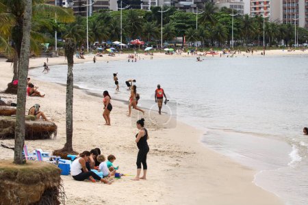 Téléchargez les photos : VITORIA (ES), Brésil 02 / 11 / 2023 - - Il y a un bon mouvement de baigneurs à la plage de Canto à Vitoria ES et aussi à Praia do Iate ce jeudi pendant la Journée des Âmes (02) . - en image libre de droit