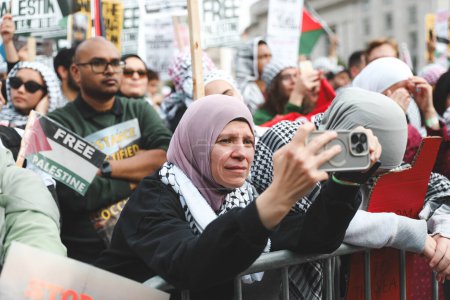 Foto de Palestinos protestan desde Freedom Plaza hasta la Casa Blanca. 4 de noviembre de 2023, Nueva York, Estados Unidos: Manifestantes palestinos marchan desde Freedom Plaza a la Casa Blanca para protestar contra los ataques israelíes contra los palestinos - Imagen libre de derechos