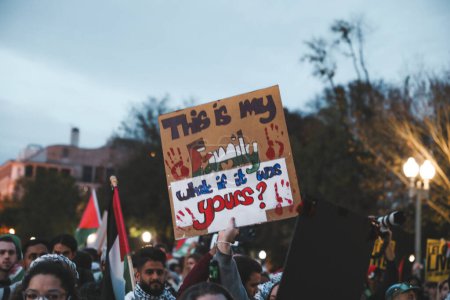 Téléchargez les photos : Manifestation palestinienne De Freedom Plaza à la Maison Blanche. 4 novembre 2023, New York, USA : Des manifestants palestiniens défilent de Freedom Plaza à la Maison Blanche pour protester contre les attaques israéliennes contre les Palestiniens - en image libre de droit
