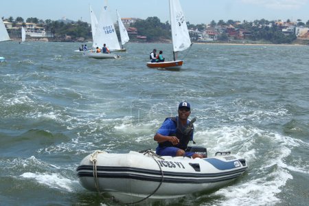 Téléchargez les photos : VITORIA (ES) Brésil 03 / 11 / 2023 - 37e Championnat brésilien de la classe Dingue secoue les eaux de Vitoria en ES, L'événement à partir d'aujourd'hui, Novembre 3, 2023, qui rassemble les amateurs du sport nautique - en image libre de droit