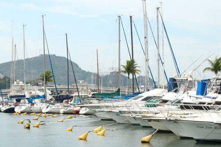 Téléchargez les photos : VITORIA (ES) Brésil 04 / 11 / 2023- Yacht Club of Espirito Santo situé à Praia do Canto à Vitoria, où plusieurs événements sportifs ont lieu et organise actuellement le 37ème Championnat Brésilien de Classe Dingue - en image libre de droit