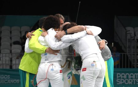 Téléchargez les photos : SANTIAGO (CHILI), 11 / 04 / 2023 - FINALE / EPEE / FEMME / OR - Finale par équipe féminine epee pour la médaille d'or entre le Canada et le Brésil au centre sportif paralympique lors des Jeux panaméricains de 2023. Le Brésil a gagné de 45-40 et a remporté l'or. - en image libre de droit