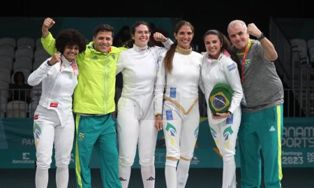Téléchargez les photos : SANTIAGO (CHILI), 11 / 04 / 2023 - FINALE / EPEE / FEMME / OR - Finale par équipe féminine epee pour la médaille d'or entre le Canada et le Brésil au centre sportif paralympique lors des Jeux panaméricains de 2023. Le Brésil a gagné de 45-40 et a remporté l'or. - en image libre de droit