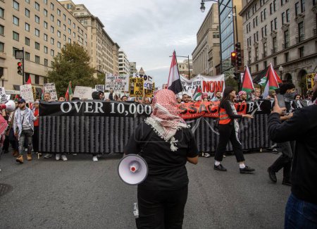 Téléchargez les photos : WASHINGTON DC (USA), 11 / 04 / 2023 - Des manifestants pro-palestiniens défilent dans les rues de Washington DC jusqu'à devant la Maison Blanche, protestant contre la guerre israélo-Hamas. - en image libre de droit