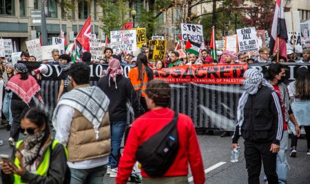 Foto de WASHINGTON DC (USA), 11 / 04 / 2023 - Manifestantes pro-palestinos marchan en las calles de Washington DC hasta frente a la Casa Blanca, protestando contra la guerra entre Israel y Hamás. - Imagen libre de derechos