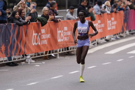 Téléchargez les photos : TCS New York City Marathon 2023. 05 novembre 2023, New York, USA : Tamirat Tola d'Ethiopie bat des records, remportant la course masculine du marathon de New York en 2 : 04 : 58, tandis que Hellen Obiri du Kenya domine la course féminine avec un temps de 2 : 27 : 23. - en image libre de droit