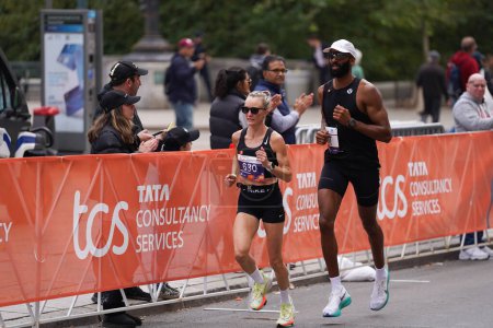 Téléchargez les photos : TCS New York City Marathon 2023. 05 novembre 2023, New York, USA : Tamirat Tola d'Ethiopie bat des records, remportant la course masculine du marathon de New York en 2 : 04 : 58, tandis que Hellen Obiri du Kenya domine la course féminine avec un temps de 2 : 27 : 23. - en image libre de droit