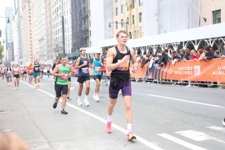 Téléchargez les photos : La 52e New York City Marathon Race. 5 novembre 2023, New York, États-Unis : La 52e course du marathon de New York a commencé à Staten Island avec environ 55 000 athlètes qui traversent le parcours de 26,2 milles à travers les cinq arrondissements - en image libre de droit