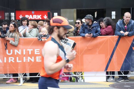 Téléchargez les photos : La 52e New York City Marathon Race. 5 novembre 2023, New York, États-Unis : La 52e course du marathon de New York a commencé à Staten Island avec environ 55 000 athlètes qui traversent le parcours de 26,2 milles à travers les cinq arrondissements - en image libre de droit