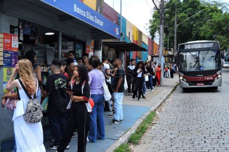 Foto de Sao Paulo, 05 / 11 / 2023 - Los estudiantes llegan para tomar el examen ENEM en la Facultad UNISA en Santo Amaro, al sur de Sao Paulo. - Imagen libre de derechos