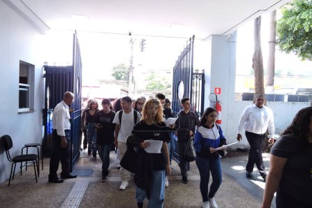 Foto de Sao Paulo, 05 / 11 / 2023 - Los estudiantes llegan para tomar el examen ENEM en la Facultad UNISA en Santo Amaro, al sur de Sao Paulo. - Imagen libre de derechos