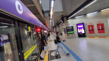 Foto de Sao Paulo (SP), Brasil 11 / 05 / 23 - Movimiento en las estaciones de metro el día en que se liberan los torniquetes debido a la ENEM (Foto: Leandro Chemalle / Thenews2 / Fotos de Depósito) - Imagen libre de derechos