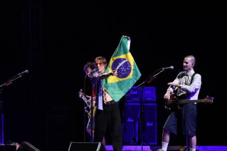 Téléchargez les photos : Sao Paulo (SP), Brésil 11 / 10 / 2023 - Spectacle d'ouverture avec le groupe Irontom qui ouvre pour le groupe Red Hot Chili Peppers, au stade Morumbi, ce vendredi 10 novembre 2023. - en image libre de droit