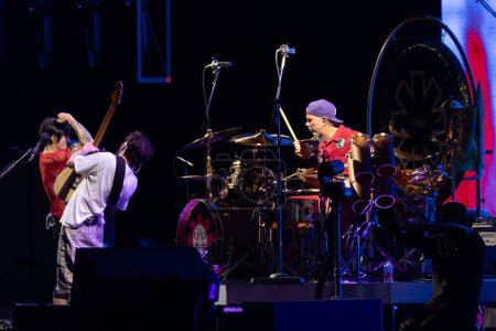 Téléchargez les photos : Sao Paulo (SP), Brésil 11 / 10 / 2023 - Spectacle du groupe californien Red Hot Chili Peppers dans le cadre de la tournée "Unlimited Love", au Morumbi Stadium, à Sao Paulo, ce vendredi 10 novembre 2023. - en image libre de droit