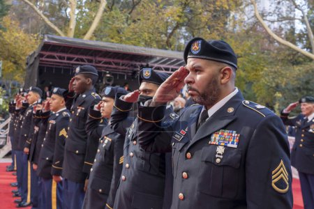 Foto de Desfile del Día del Veterano celebrado en la ciudad de Nueva York. 11 de noviembre de 2023, Nueva York, Nueva York, Estados Unidos: Miembros del ejército saludan durante la presentación del himno nacional en el desfile anual del Día de los Veteranos el 11 de noviembre de 2023 en la ciudad de Nueva York. - Imagen libre de derechos