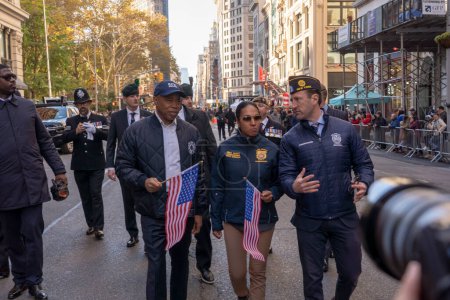 Foto de Desfile del Día del Veterano celebrado en la ciudad de Nueva York. 11 de noviembre de 2023, Nueva York, Nueva York, Estados Unidos: el alcalde de Nueva York Eric Adams, la primera comisionada adjunta Tania Kinsella y la comisionada de gestión de emergencias Zachary Iscol - Imagen libre de derechos