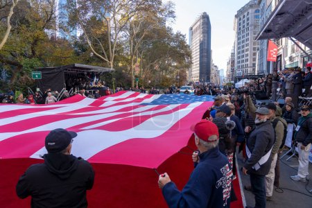 Téléchargez les photos : Parade de la journée des vétérans à New York. 11 novembre 2023, New York, New York, États-Unis : Des bénévoles de Ground Zero défilent avec une grande étoile et une bande lors du défilé annuel de la Journée des anciens combattants le 11 novembre 2023 à New York. - en image libre de droit