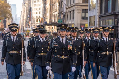 Foto de Desfile del Día del Veterano celebrado en la ciudad de Nueva York. 11 de noviembre de 2023, Nueva York, Nueva York, Estados Unidos: Miembros del ejército participan en el desfile anual del Día de los Veteranos el 11 de noviembre de 2023 en la ciudad de Nueva York. Cientos de personas bordearon la Quinta Avenida - Imagen libre de derechos