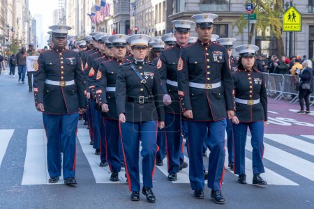 Téléchargez les photos : Parade de la journée des vétérans à New York. 11 novembre 2023, New York, New York, États-Unis : Les membres des Marines des États-Unis participent au défilé annuel de la Journée des anciens combattants le 11 novembre 2023 à New York. Des centaines de personnes bordent la 5e Avenue - en image libre de droit