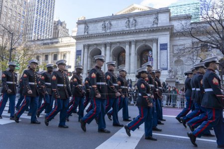 Téléchargez les photos : Parade de la journée des vétérans à New York. 11 novembre 2023, New York, New York, États-Unis : Les membres des Marines des États-Unis participent au défilé annuel de la Journée des anciens combattants le 11 novembre 2023 à New York. Des centaines de personnes bordent la 5e Avenue - en image libre de droit