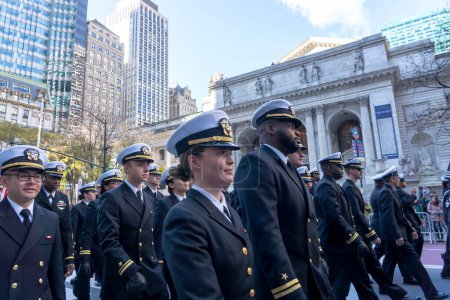 Téléchargez les photos : Parade de la journée des vétérans à New York. 11 novembre 2023, New York, New York, USA : Les officiers de la MARINE et l'équipage du USS New York (LPD 21) participent au défilé annuel de la Journée des anciens combattants le 11 novembre 2023 à New York. - en image libre de droit