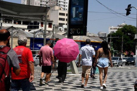 Téléchargez les photos : SAO PAULO (SP), Brésil 11 / 11 / 2023 - La météo dans la capitale Sao Paulo a dépassé 38 degrés, laissant la ville en alerte pour les températures élevées ce samedi (11). Le thermomètre lit 40 degrés très chaud. - en image libre de droit