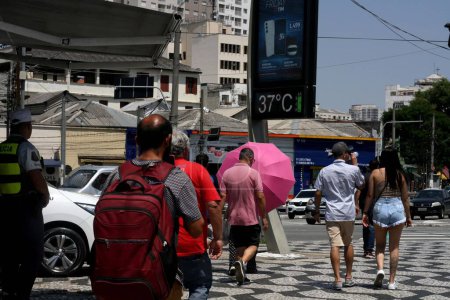 Téléchargez les photos : SAO PAULO (SP), Brésil 11 / 11 / 2023 - La météo dans la capitale Sao Paulo a dépassé 38 degrés, laissant la ville en alerte pour les températures élevées ce samedi (11). Le thermomètre lit 40 degrés très chaud. - en image libre de droit