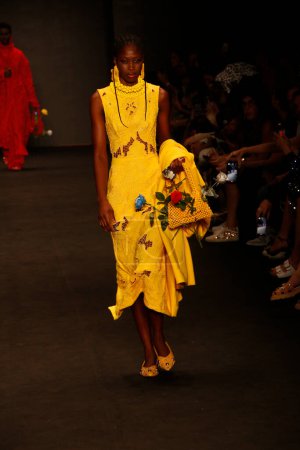 Foto de SAO PAULO (SP), Brasil 11 / 10 / 2023 - Desfile de modelos top fashion del diseñador Weider Silveiro en la pasarela, en la Semana de la Moda más grande de América Latina, Sao Paulo Fashion Week 2023, en Brasil - Imagen libre de derechos