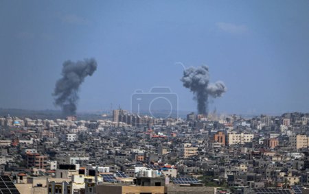 Photo for Smoke, flames, and rocket salvoes rose after Israeli forces hit a high-rise tower in Gaza City. November 11, 2023, Gaza, Palestine: Smoke, flames, and rocket salvoes rose after Israeli forces hit a high-rise tower in Gaza. - Royalty Free Image