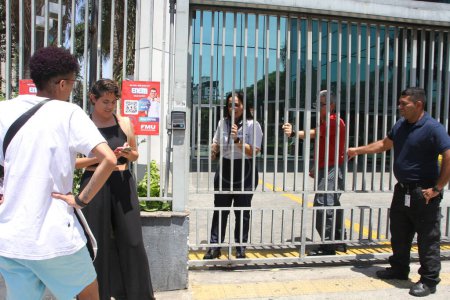 Téléchargez les photos : SAO PAULO (SP), 11 / 12 / 2023 - Mouvement des candidats pour la deuxième journée du test d'Enem (Examen National du Lycée)) - en image libre de droit