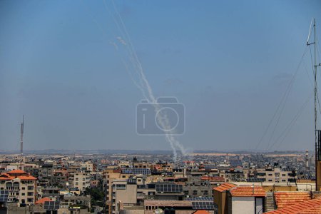 Téléchargez les photos : La fumée, les flammes et les salves de roquettes se sont levées après que les forces israéliennes ont frappé une tour haute dans la ville de Gaza. 11 novembre 2023, Gaza, Palestine : Fumée, flammes et salves de roquettes se sont levées après que les forces israéliennes ont frappé une tour haute à Gaza. - en image libre de droit