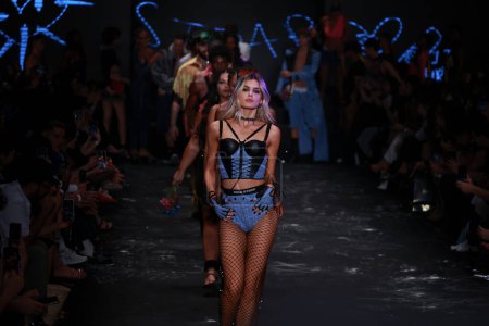 Foto de Sao Paulo (SP), 11 / 12 / 2023 - Desfile de moda Bold Strap, durante la Semana de la Moda de Sao Paulo - SPFW N56, en Komplexo Tempo, en la región oriental de la capital de Sao Paulo, este domingo, 12 de noviembre de 2023. - Imagen libre de derechos