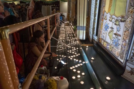 Foto de El alcalde Adams asiste a las celebraciones de Diwali en el Centro Hare Krishna. 12 de noviembre de 2023, Nueva York, Nueva York, EE.UU.: Los devotos hindúes encienden velas durante una celebración Diwali en la Sociedad Internacional para la Conciencia de Krishna (ISKCON) Hare Krishna - Imagen libre de derechos