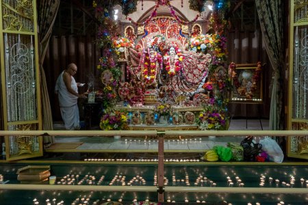 Foto de El alcalde Adams asiste a las celebraciones de Diwali en el Centro Hare Krishna. 12 de noviembre de 2023, Nueva York, Nueva York, EE.UU.: Nikunja Bihari Das se encuentra en el santuario durante una celebración Diwali en la Sociedad Internacional para la Conciencia de Krishna (ISKCON)) - Imagen libre de derechos