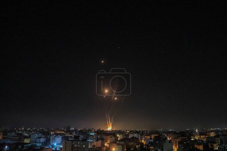 Photo for Smoke, flames, and rocket salvoes rose after Israeli forces hit a high-rise tower in Gaza City. November 11, 2023, Gaza, Palestine: Smoke, flames, and rocket salvoes rose after Israeli forces hit a high-rise tower in Gaza - Royalty Free Image